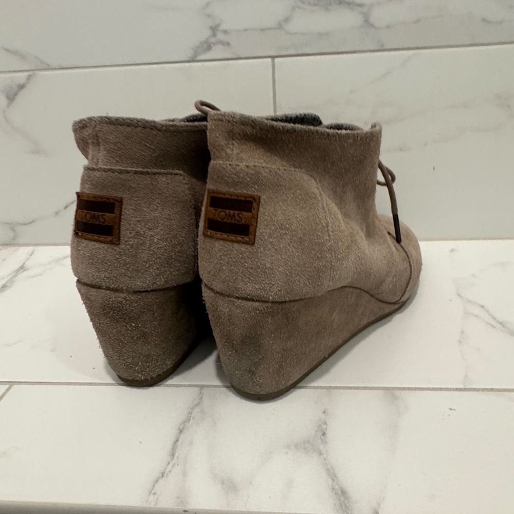 TOMS Womens 9 Suede Wedge Booties Taupe Lace Up Ankle Boots Boho Casual Shoes